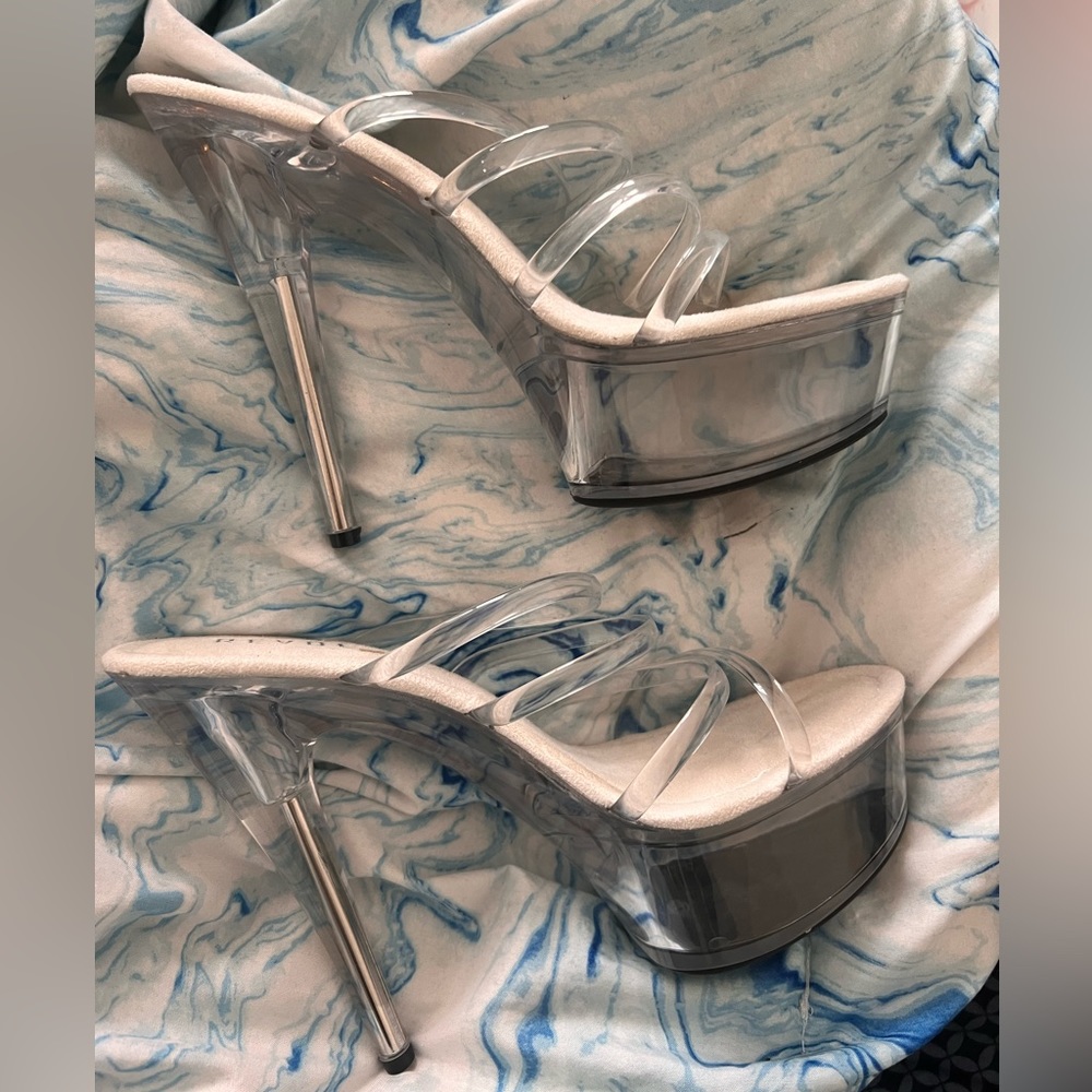Size 9. Women’s heels